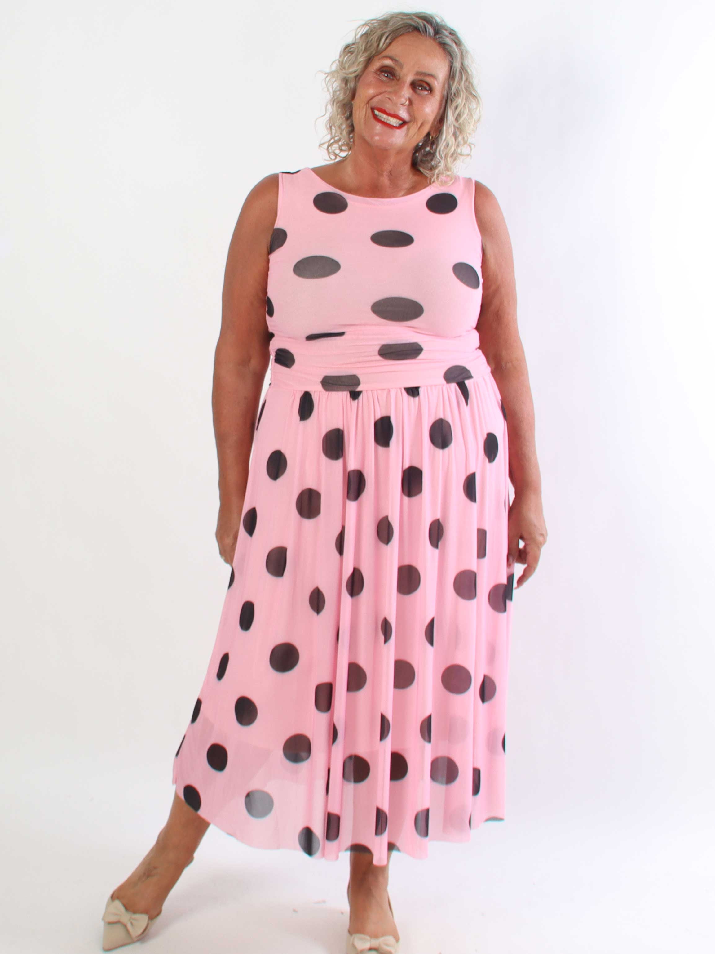 Hallie - Elegant stretchy plus size kjole i mesh med prikker